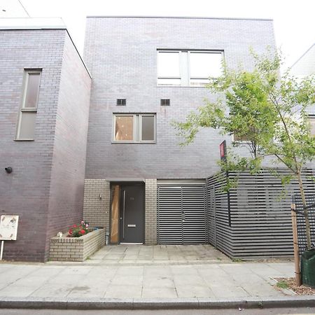 Spacious 3-Story Retreat With Rooftop Terrace And Modern Amenities Londres Exterior foto