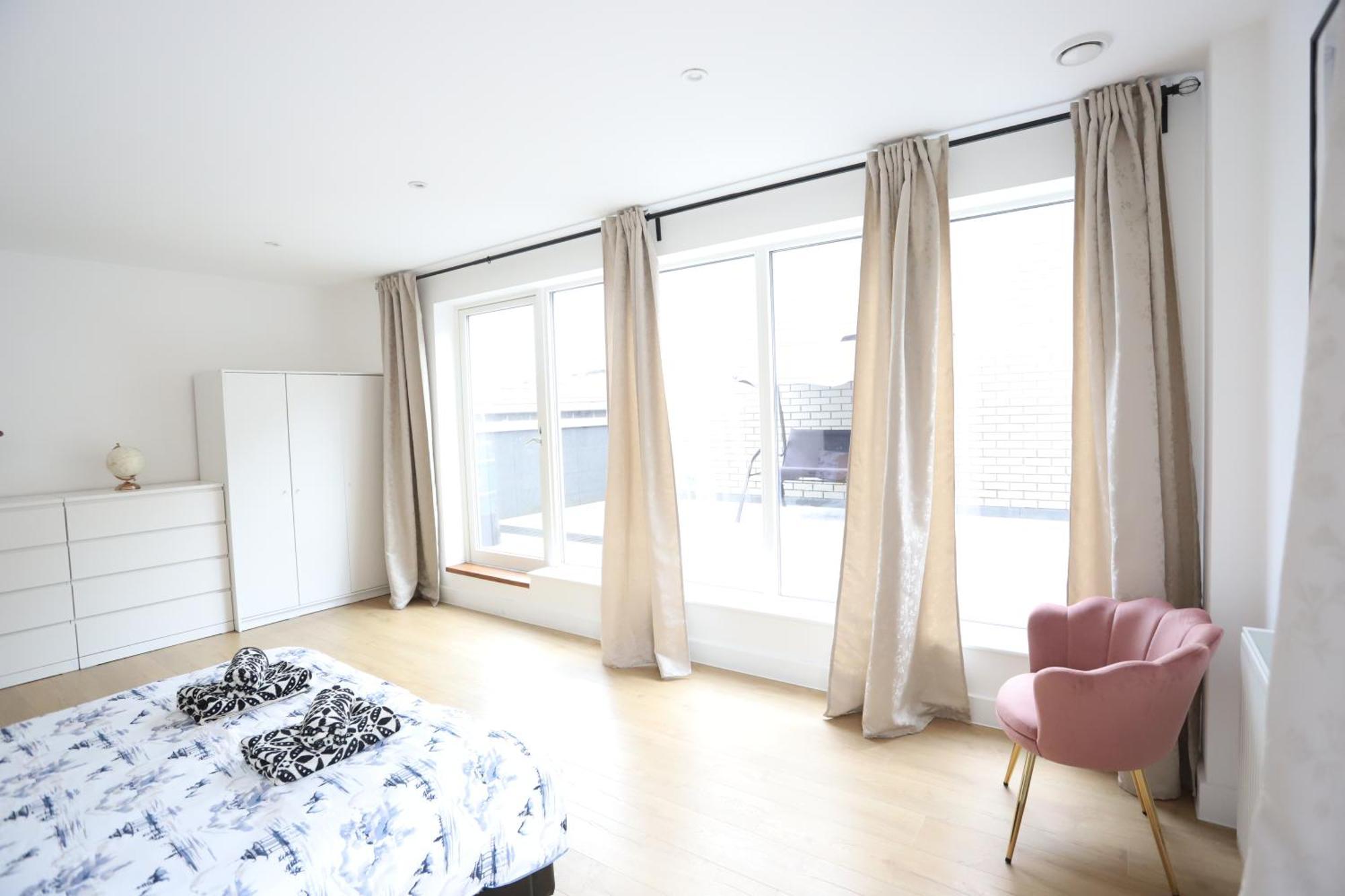 Spacious 3-Story Retreat With Rooftop Terrace And Modern Amenities Londres Exterior foto