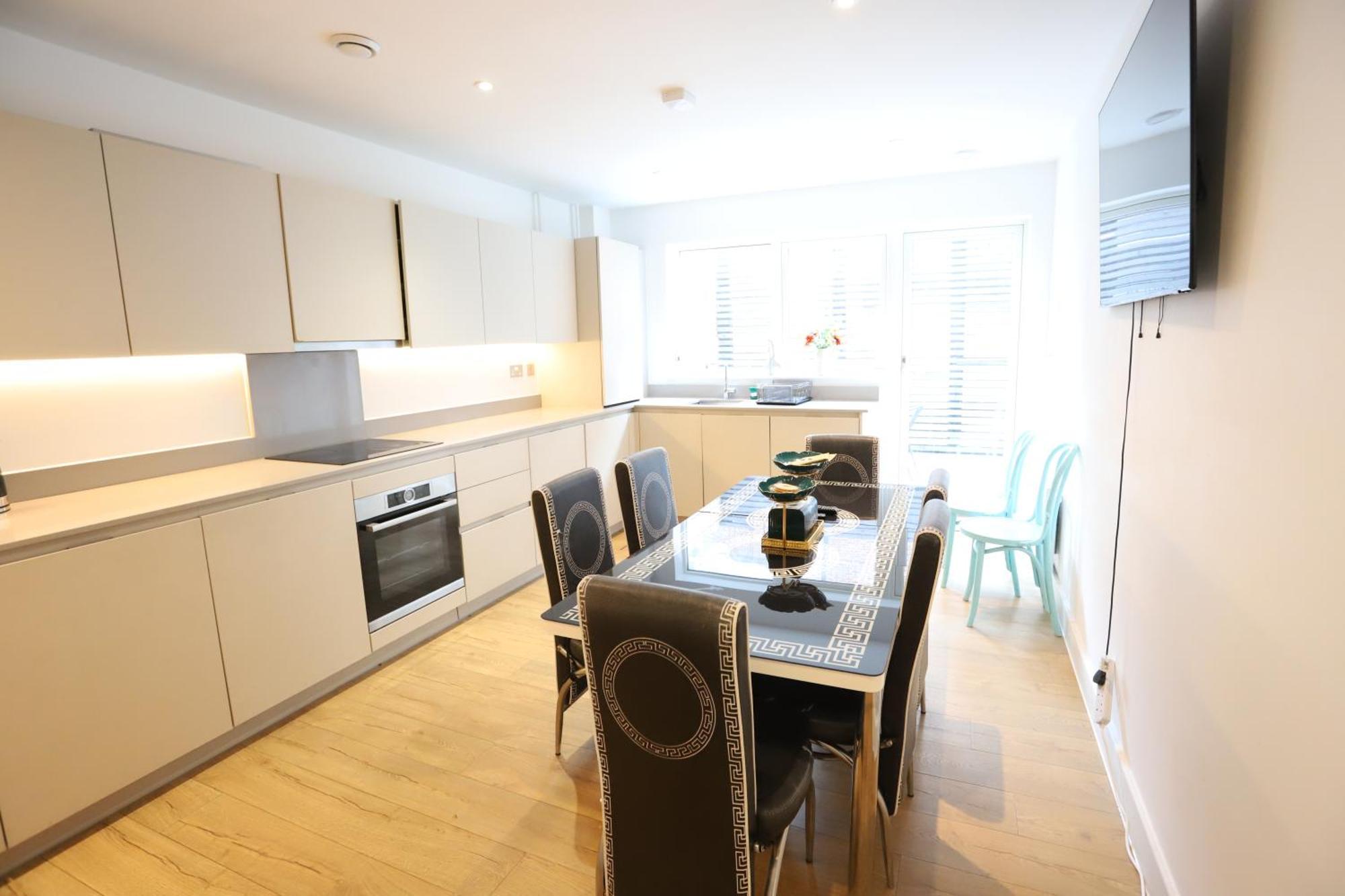 Spacious 3-Story Retreat With Rooftop Terrace And Modern Amenities Londres Exterior foto