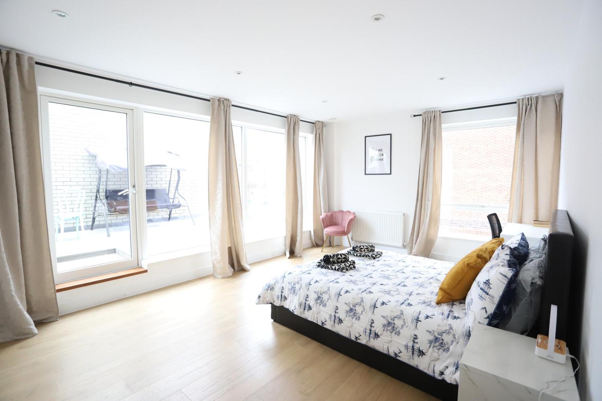 Spacious 3-Story Retreat With Rooftop Terrace And Modern Amenities Londres Exterior foto