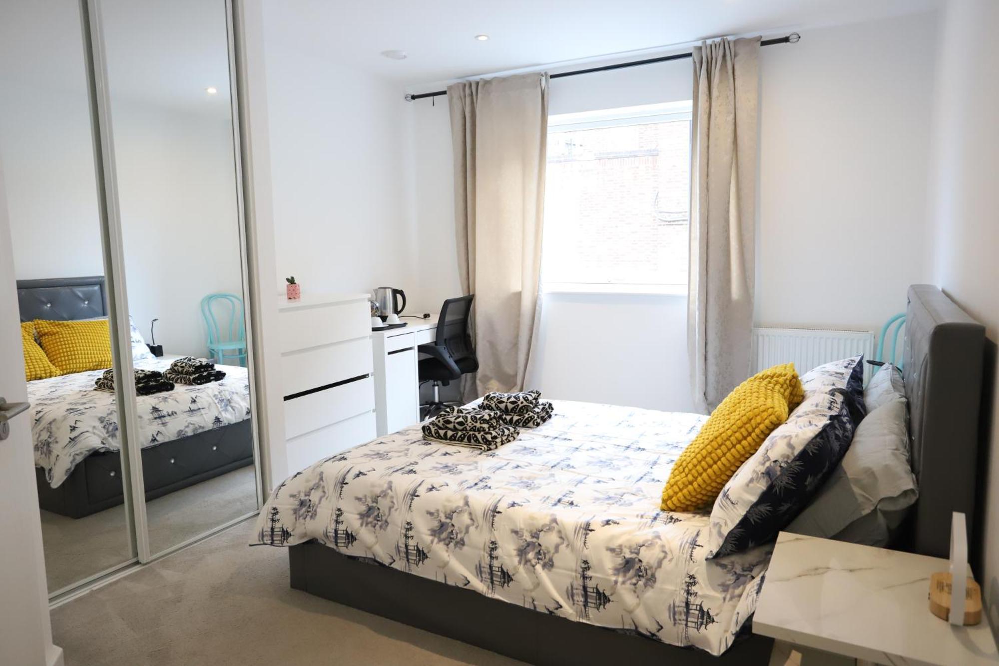 Spacious 3-Story Retreat With Rooftop Terrace And Modern Amenities Londres Exterior foto