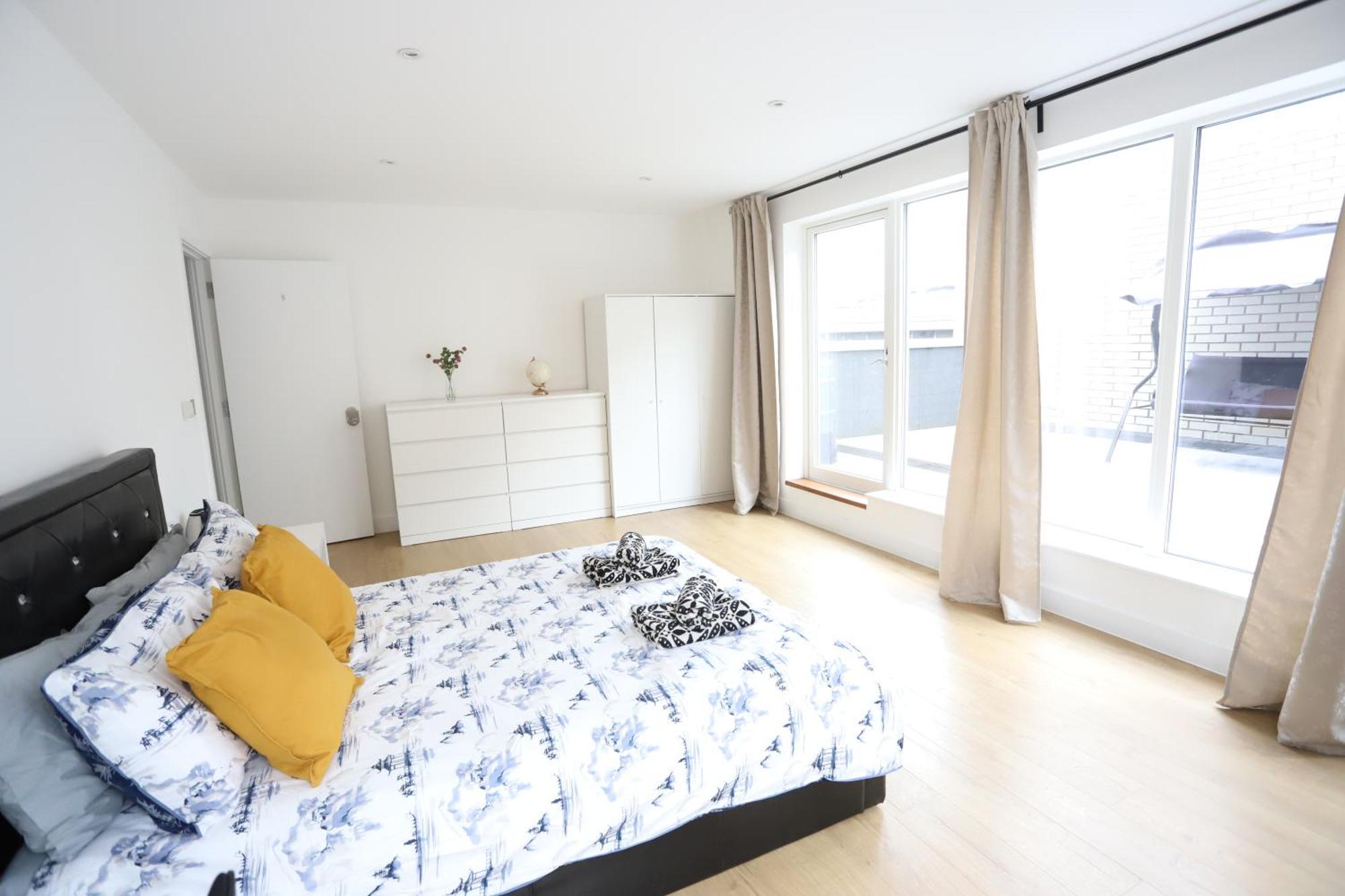 Spacious 3-Story Retreat With Rooftop Terrace And Modern Amenities Londres Exterior foto