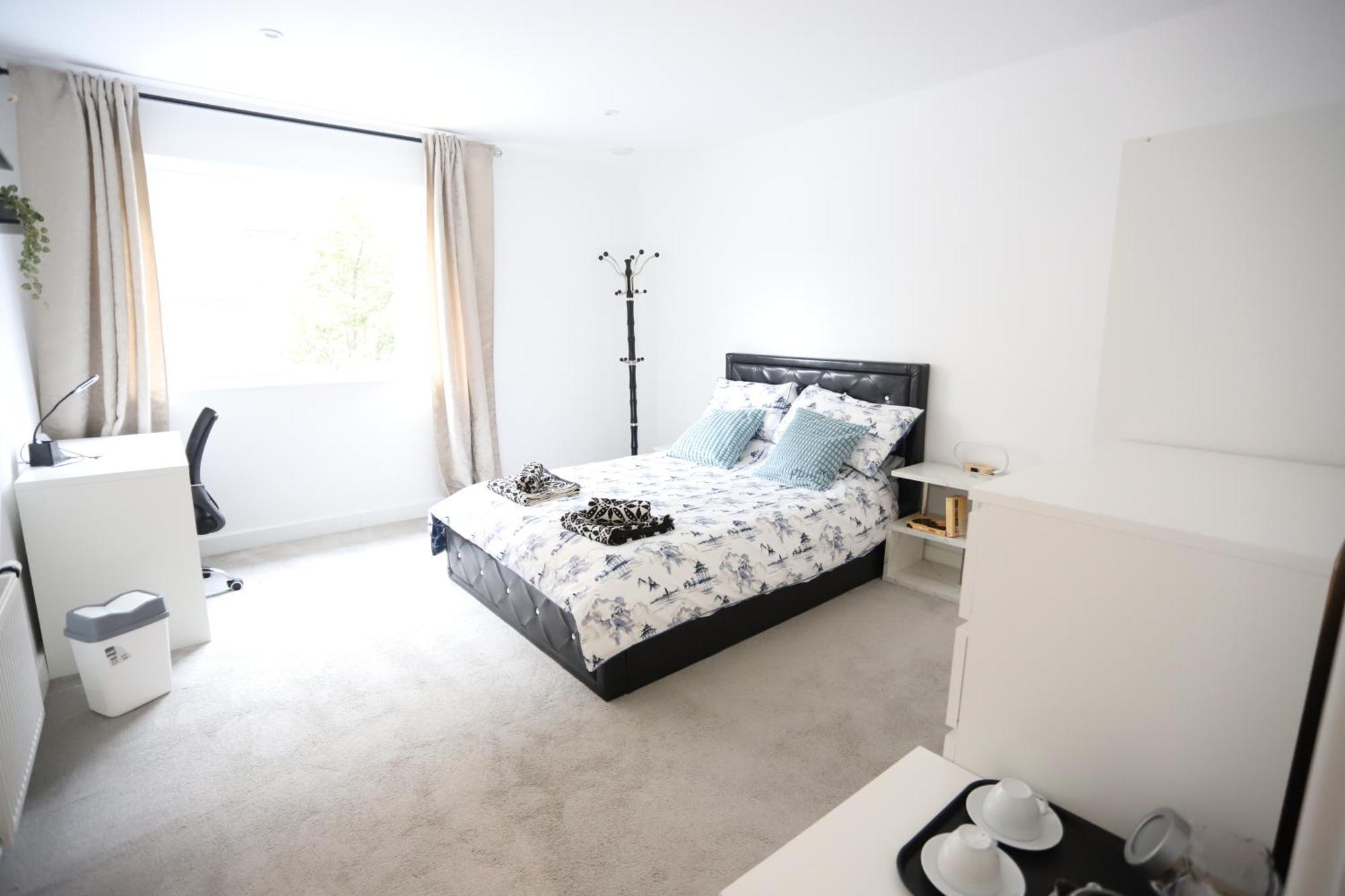 Spacious 3-Story Retreat With Rooftop Terrace And Modern Amenities Londres Exterior foto